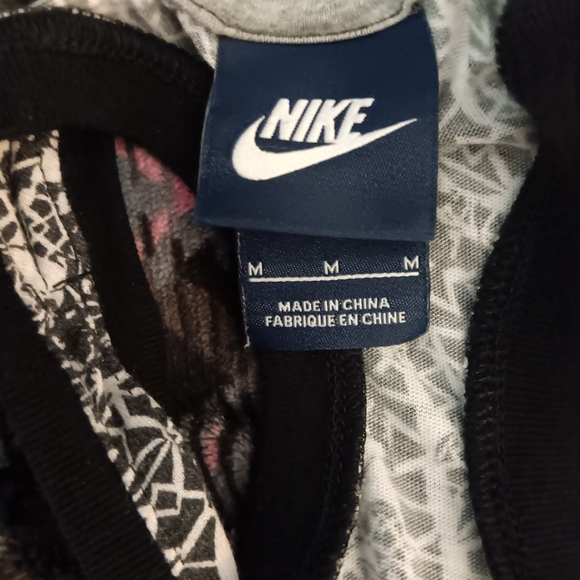 Nike Women's Black🖤, Pink🩷, and Gray 🩶✔️Tank Top - Picture 3 of 3